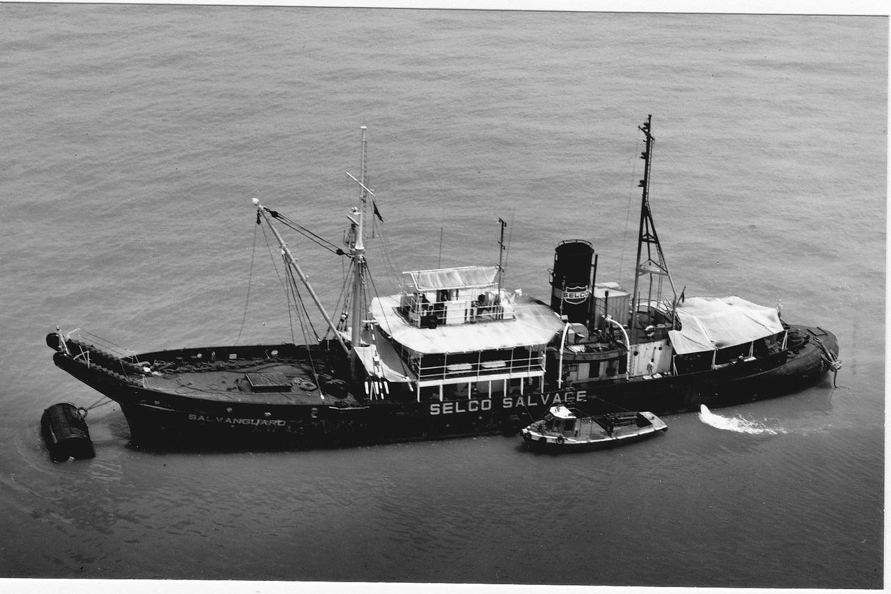 Boom Defence Vessel Barfoil